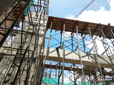 Johor, Malezya-23 Temmuz 2016: kontrplak yapılan ahşap formu iş ve inşaat sahasında işçiler tarafından inşa kereste. 