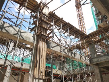 Johor, Malezya-23 Temmuz 2016: kontrplak yapılan ahşap formu iş ve inşaat sahasında işçiler tarafından inşa kereste. 