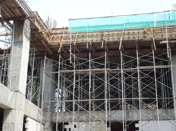 马来西亚柔佛新 2016 木材窗体工作由胶合板和木材建造的建筑工地的工人 — 图库照片