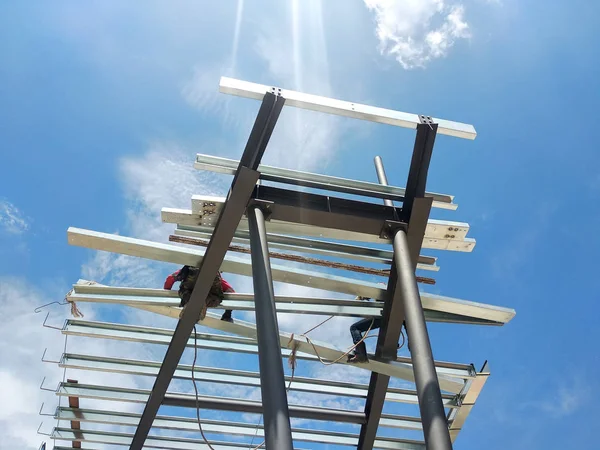 Kuala Lumpur Malaysia Agosto 2018 Trabalhadores Construção Civil Que Instalam — Fotografia de Stock