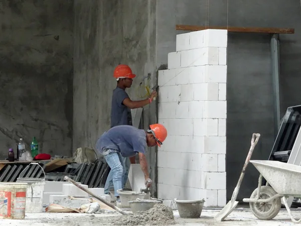クアラルンプール マレーシア 2018 工事現場の建設労働者によってレンガ 煉瓦工レンガを置くし 一緒にフォームの壁にモルタルを使用してそれを積み重ね — ストック写真