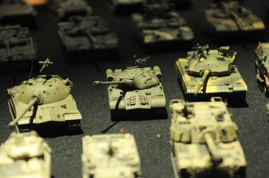 Kuala Lumpur, Malezya-6 Ekim 2018: askeri tank ve amour araç odaklı minyatür model seçmiş. Toplayıcı tarafından kamu için ekran.