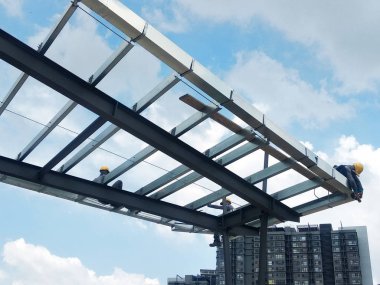 Kuala Lumpur, Malezya-14 Ağustos 2018: inşaat işçileri metal çatı makasları inşaat sahasında yükleme. Metal Çatı makas metal çatı tam yükleme işleminden sonra almak olacaktır.  