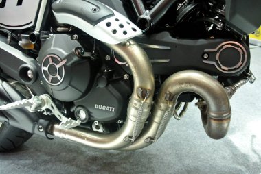 Kuala Lumpur, Malezya-29 Haziran 2017: seçili bir motosiklet motoru üzerinde duruldu. Motor özel olarak tasarlanmış motosiklet şasisi üzerine yüklenir. Motor çekişli benzinli yanma enerji ile.