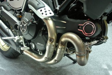 Kuala Lumpur, Malezya-29 Haziran 2017: seçili bir motosiklet motoru üzerinde duruldu. Motor özel olarak tasarlanmış motosiklet şasisi üzerine yüklenir. Motor çekişli benzinli yanma enerji ile.