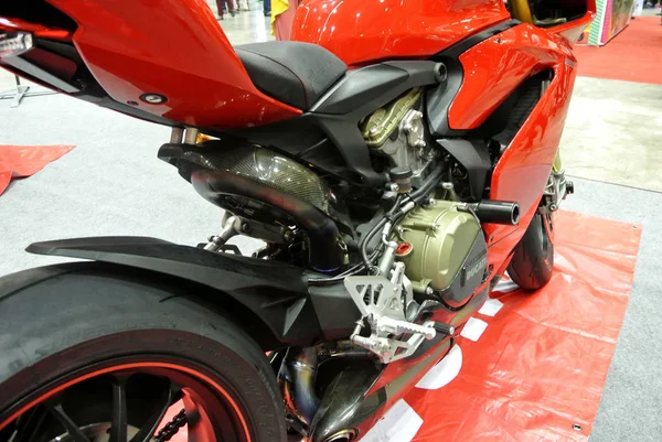 クアラルンプール マレーシア 2017 選択したオートバイ エンジンに焦点を当てた エンジンは 特別に設計されたバイクのシャーシにインストールされます エンジン ガソリン燃焼からのエネルギーと — ストック写真