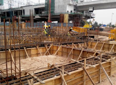 Kuala Lumpur, Malezya-18 Haziran 2016: sütun kereste form iş ve takviye çubuğu inşaat sahasında. İnşaat işçileri tarafından yüklü. Geçici ahşap destek tarafından desteklenen yapı.