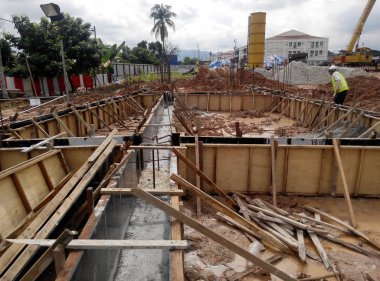 Kuala Lumpur, Malezya-18 Haziran 2016: sütun kereste form iş ve takviye çubuğu inşaat sahasında. İnşaat işçileri tarafından yüklü. Geçici ahşap destek tarafından desteklenen yapı.