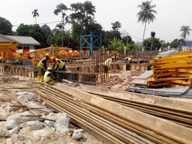 Kuala Lumpur, Malezya-18 Haziran 2016: sütun kereste form iş ve takviye çubuğu inşaat sahasında. İnşaat işçileri tarafından yüklü. Geçici ahşap destek tarafından desteklenen yapı.