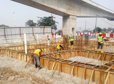 Kuala Lumpur, Malezya-18 Haziran 2016: sütun kereste form iş ve takviye çubuğu inşaat sahasında. İnşaat işçileri tarafından yüklü. Geçici ahşap destek tarafından desteklenen yapı.