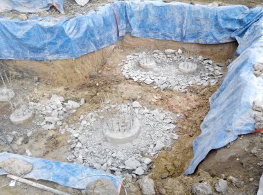 Kuala Lumpur, Malezya-28 Mart 2016: kazılan ve kesme düzeyi için delik yığın inşaat alanında. Yığını kap takviye bar çalışma sonraki adım olarak oluşturmak hazır. 