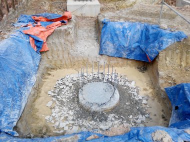 Kuala Lumpur, Malezya-28 Mart 2016: kazılan ve kesme düzeyi için delik yığın inşaat alanında. Yığını kap takviye bar çalışma sonraki adım olarak oluşturmak hazır. 