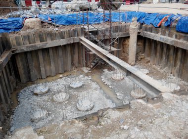 Kuala Lumpur, Malezya-28 Mart 2016: kazılan ve kesme düzeyi için delik yığın inşaat alanında. Yığını kap takviye bar çalışma sonraki adım olarak oluşturmak hazır. 