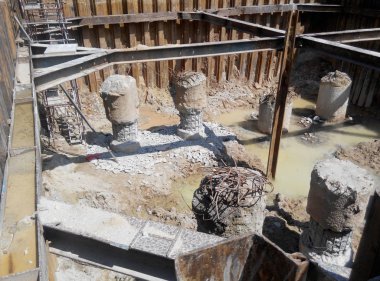 Kuala Lumpur, Malezya-28 Mart 2016: kazılan ve kesme düzeyi için delik yığın inşaat alanında. Yığını kap takviye bar çalışma sonraki adım olarak oluşturmak hazır. 