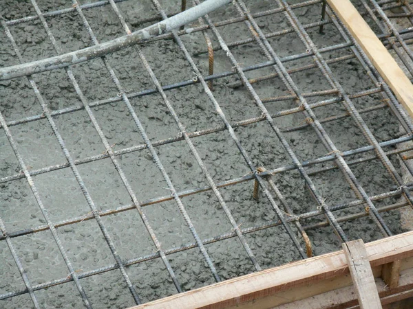 クアラルンプール マレーシア 2016 強化コンクリート スラブと呼ばれる強力な床スラブを形成する鉄骨補強バーに濡れたコンクリートを注いだ — ストック写真