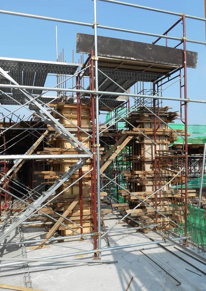 クアラルンプール マレーシア 2016 列木材フォーム仕事と補強バーの建設現場で 建設労働者によってインストールされます 一時的な木サポートによって支持される構造物 — ストック写真
