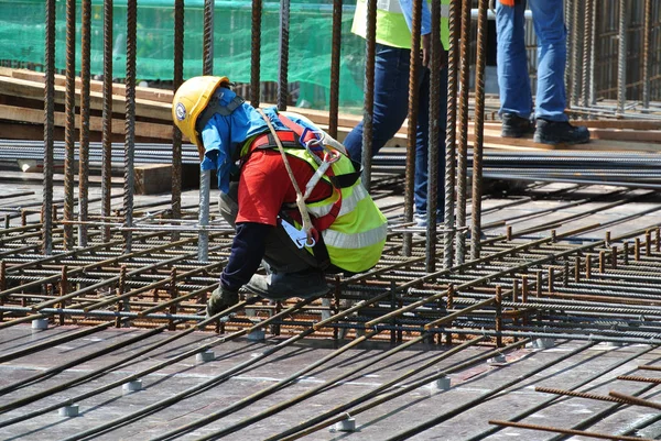 马来西亚吉隆坡 2016年6月27日 建筑工人在建筑工地制造钢筋 钢筋是用小电线连接在一起的 — 图库照片