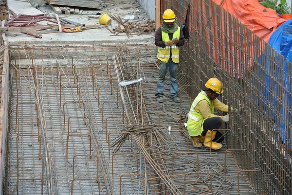 Kuala Lumpur Malaysia June 2016 Construction Workers Fabricating Steel Reinforcement — Stok fotoğraf