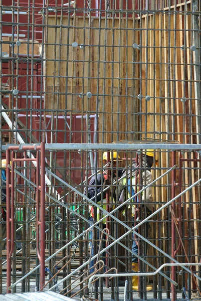 クアラルンプール マレーシア 2016 建設労働者の建設現場で鉄筋バーを製造します 補強バーは小さなワイヤーを使用して一緒に関係 — ストック写真