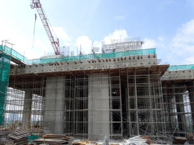 Kuala Lumpur, Malezya-25 Temmuz 2017: Metal inşaat sahasında inşaat işçileri tarafından yüklenen iskele. Üzerinde çalışmak için geçici destek yapısı ve işçiler için platform olarak kullanılır.  