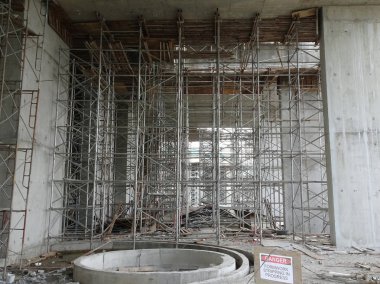 Kuala Lumpur, Malezya-25 Temmuz 2017: Metal inşaat sahasında inşaat işçileri tarafından yüklenen iskele. Üzerinde çalışmak için geçici destek yapısı ve işçiler için platform olarak kullanılır.  