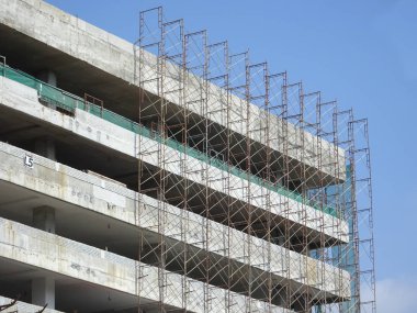 Kuala Lumpur, Malezya-25 Temmuz 2017: Metal inşaat sahasında inşaat işçileri tarafından yüklenen iskele. Üzerinde çalışmak için geçici destek yapısı ve işçiler için platform olarak kullanılır.  