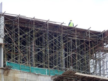 Kuala Lumpur, Malezya-25 Temmuz 2017: Metal inşaat sahasında inşaat işçileri tarafından yüklenen iskele. Üzerinde çalışmak için geçici destek yapısı ve işçiler için platform olarak kullanılır.  