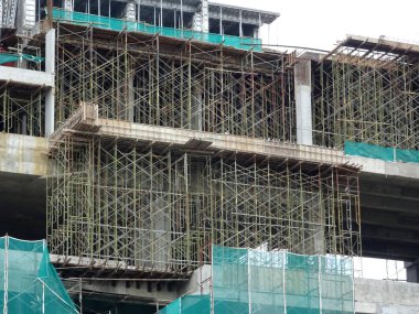 Kuala Lumpur, Malezya-25 Temmuz 2017: Metal inşaat sahasında inşaat işçileri tarafından yüklenen iskele. Üzerinde çalışmak için geçici destek yapısı ve işçiler için platform olarak kullanılır.  