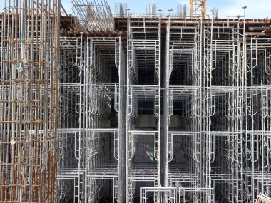 Kuala Lumpur, Malezya-25 Temmuz 2017: Metal inşaat sahasında inşaat işçileri tarafından yüklenen iskele. Üzerinde çalışmak için geçici destek yapısı ve işçiler için platform olarak kullanılır.  