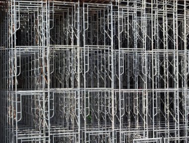 Kuala Lumpur, Malezya-25 Temmuz 2017: Metal inşaat sahasında inşaat işçileri tarafından yüklenen iskele. Üzerinde çalışmak için geçici destek yapısı ve işçiler için platform olarak kullanılır.  