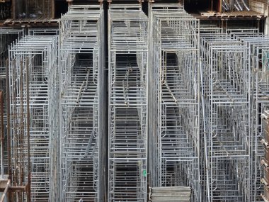 Kuala Lumpur, Malezya-25 Temmuz 2017: Metal inşaat sahasında inşaat işçileri tarafından yüklenen iskele. Üzerinde çalışmak için geçici destek yapısı ve işçiler için platform olarak kullanılır.  