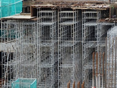 Kuala Lumpur, Malezya-25 Temmuz 2017: Metal inşaat sahasında inşaat işçileri tarafından yüklenen iskele. Üzerinde çalışmak için geçici destek yapısı ve işçiler için platform olarak kullanılır.  