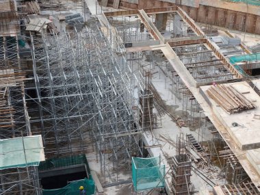 Kuala Lumpur, Malezya-25 Temmuz 2017: Metal inşaat sahasında inşaat işçileri tarafından yüklenen iskele. Üzerinde çalışmak için geçici destek yapısı ve işçiler için platform olarak kullanılır.  