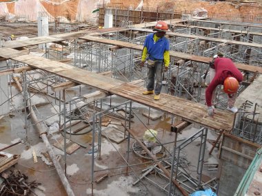 Kuala Lumpur, Malezya-25 Temmuz 2017: Metal inşaat sahasında inşaat işçileri tarafından yüklenen iskele. Üzerinde çalışmak için geçici destek yapısı ve işçiler için platform olarak kullanılır.  