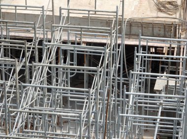 Kuala Lumpur, Malezya-25 Temmuz 2017: Metal inşaat sahasında inşaat işçileri tarafından yüklenen iskele. Üzerinde çalışmak için geçici destek yapısı ve işçiler için platform olarak kullanılır.  