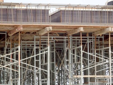 Kuala Lumpur, Malezya-25 Temmuz 2017: Metal inşaat sahasında inşaat işçileri tarafından yüklenen iskele. Üzerinde çalışmak için geçici destek yapısı ve işçiler için platform olarak kullanılır.  