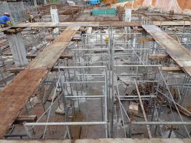 Kuala Lumpur, Malezya-25 Temmuz 2017: Metal inşaat sahasında inşaat işçileri tarafından yüklenen iskele. Üzerinde çalışmak için geçici destek yapısı ve işçiler için platform olarak kullanılır.  