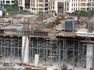 Kuala Lumpur, Malezya-25 Temmuz 2017: Metal inşaat sahasında inşaat işçileri tarafından yüklenen iskele. Üzerinde çalışmak için geçici destek yapısı ve işçiler için platform olarak kullanılır.  