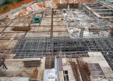 Kuala Lumpur, Malezya-25 Temmuz 2017: Metal inşaat sahasında inşaat işçileri tarafından yüklenen iskele. Üzerinde çalışmak için geçici destek yapısı ve işçiler için platform olarak kullanılır.  