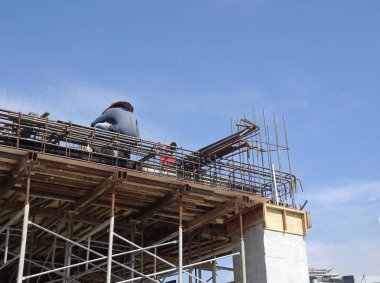 Kuala Lumpur, Malezya-25 Temmuz 2017: Metal inşaat sahasında inşaat işçileri tarafından yüklenen iskele. Üzerinde çalışmak için geçici destek yapısı ve işçiler için platform olarak kullanılır.  