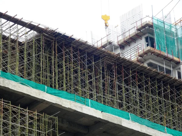 Kuala Lumpur, Malezya-25 Temmuz 2017: Metal inşaat sahasında inşaat işçileri tarafından yüklenen iskele. Üzerinde çalışmak için geçici destek yapısı ve işçiler için platform olarak kullanılır.  