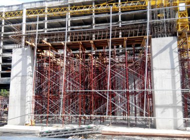 Kuala Lumpur, Malezya-25 Temmuz 2017: Metal inşaat sahasında inşaat işçileri tarafından yüklenen iskele. Üzerinde çalışmak için geçici destek yapısı ve işçiler için platform olarak kullanılır.  