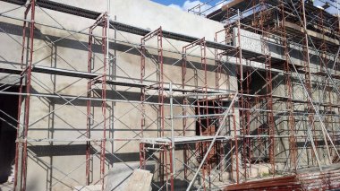 Kuala Lumpur, Malezya-25 Temmuz 2017: Metal inşaat sahasında inşaat işçileri tarafından yüklenen iskele. Üzerinde çalışmak için geçici destek yapısı ve işçiler için platform olarak kullanılır.  