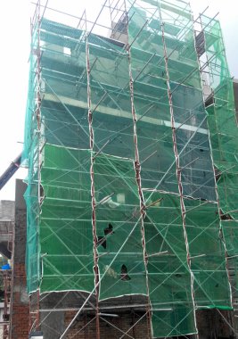 Kuala Lumpur, Malezya-25 Temmuz 2017: Metal inşaat sahasında inşaat işçileri tarafından yüklenen iskele. Üzerinde çalışmak için geçici destek yapısı ve işçiler için platform olarak kullanılır.  