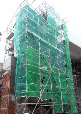 Kuala Lumpur, Malezya-25 Temmuz 2017: Metal inşaat sahasında inşaat işçileri tarafından yüklenen iskele. Üzerinde çalışmak için geçici destek yapısı ve işçiler için platform olarak kullanılır.  