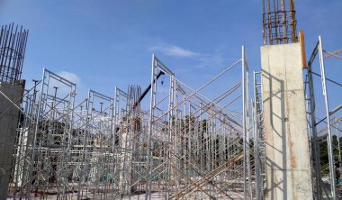 Kuala Lumpur, Malezya-25 Temmuz 2017: Metal inşaat sahasında inşaat işçileri tarafından yüklenen iskele. Üzerinde çalışmak için geçici destek yapısı ve işçiler için platform olarak kullanılır.  