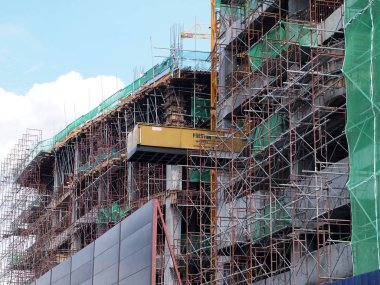 Kuala Lumpur, Malezya-25 Temmuz 2017: Metal inşaat sahasında inşaat işçileri tarafından yüklenen iskele. Üzerinde çalışmak için geçici destek yapısı ve işçiler için platform olarak kullanılır.  