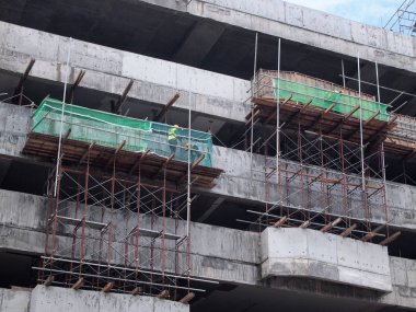 Kuala Lumpur, Malezya-25 Temmuz 2017: Metal inşaat sahasında inşaat işçileri tarafından yüklenen iskele. Üzerinde çalışmak için geçici destek yapısı ve işçiler için platform olarak kullanılır.  