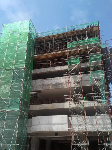 Kuala Lumpur, Malezya-25 Temmuz 2017: Metal inşaat sahasında inşaat işçileri tarafından yüklenen iskele. Üzerinde çalışmak için geçici destek yapısı ve işçiler için platform olarak kullanılır.  