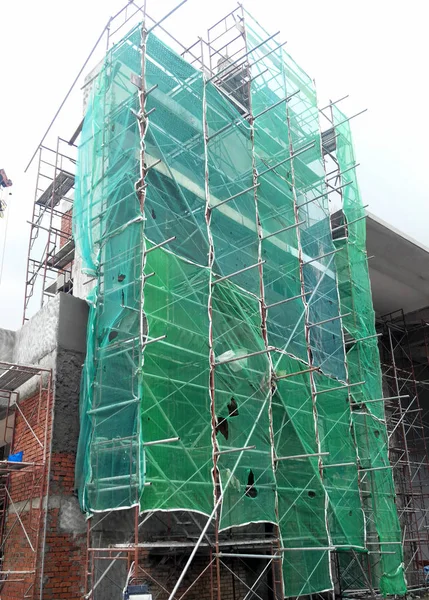 Kuala Lumpur, Malezya-25 Temmuz 2017: Metal inşaat sahasında inşaat işçileri tarafından yüklenen iskele. Üzerinde çalışmak için geçici destek yapısı ve işçiler için platform olarak kullanılır.  